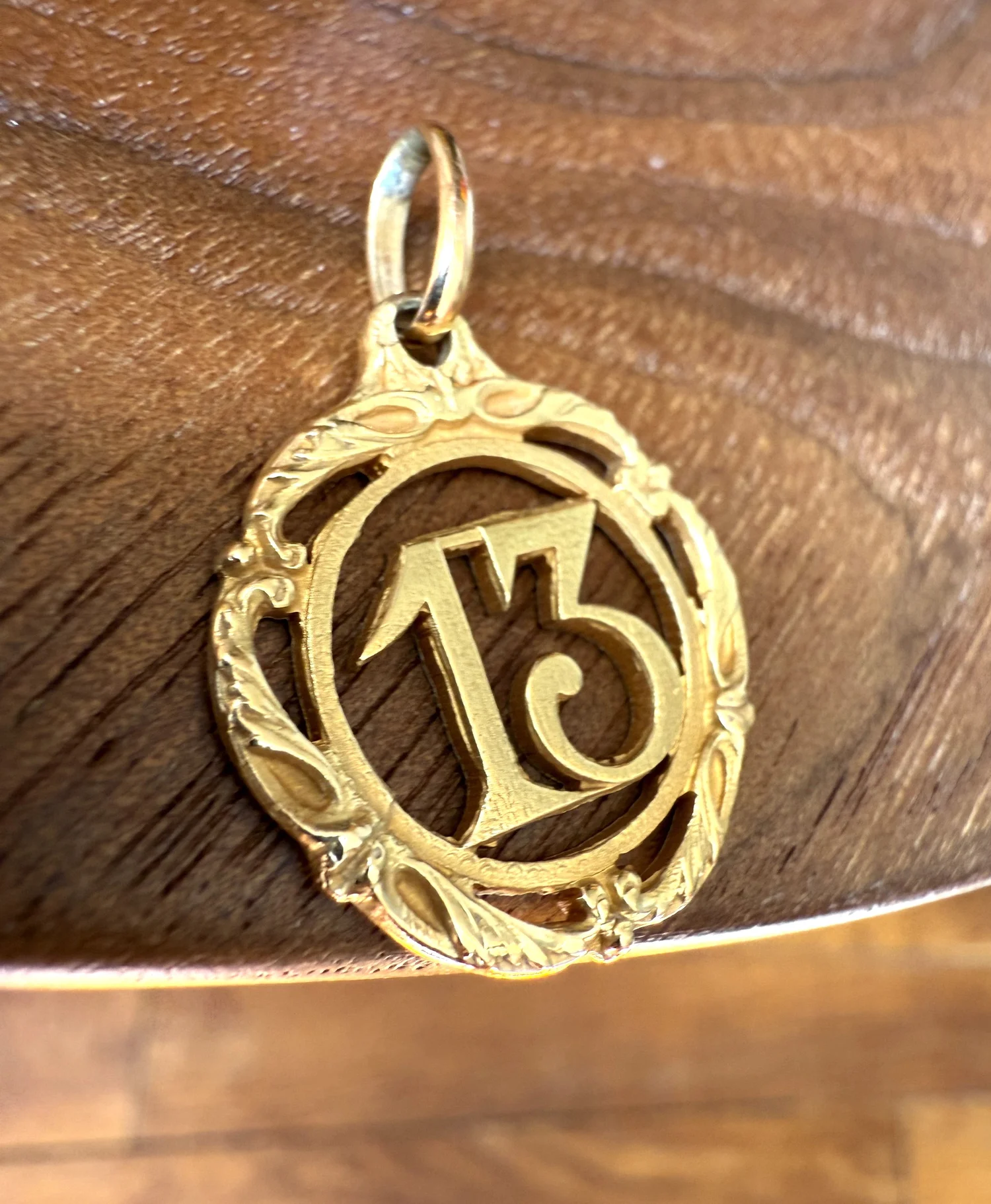 ⌘ Porte-Bonheur ⌘ Pendentif porte-bonheur en or jaune du chiffre 13 — Bijoux Anciens